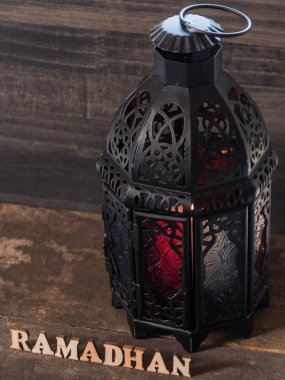 Ahşap arka planda Ramadhan metin ve fener