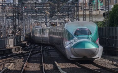 Tokyo, Japonya - 17 Ağustos 2018. Yüksek hızlı tren Tokyo Tren İstasyonu platformu gelen.