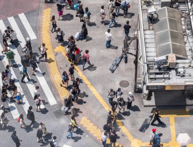 İnsanlar Japonya'da yol geçiş