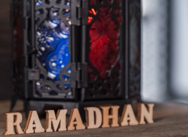 Ahşap arka planda Ramadhan metin ve fener