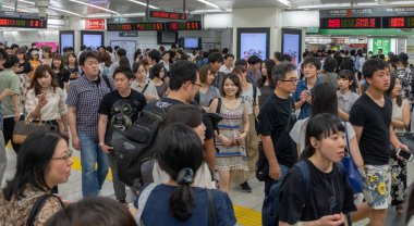 Tokyo, Japonya - 30 Haziran 2018. Japonya demiryolu Shinjuku İstasyonu platformları arasında yürüyüş commuters.