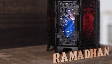 Ahşap arka planda Ramadhan metin ve fener