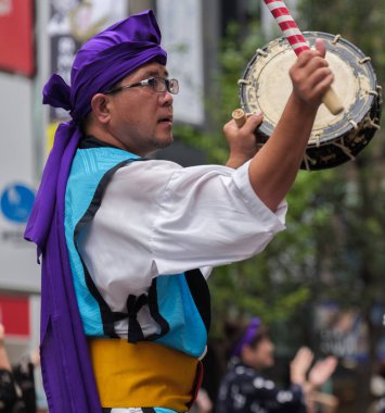 Tokyo, Japonya - 29 Temmuz 2018. Erkek katılımcılar EISA Shinjuku Festivali'nde yordamları gerçekleştirirken taiko davul dayak.