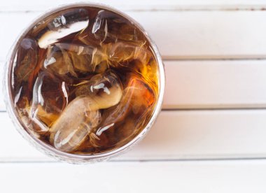 Bir bardak kola içkiler ahşap masa üstü buz ile