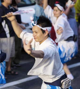 Tokyo, Japonya - 19 Ağustos 2018. Geleneksel giyim Shimokitazawa Awa Odori Festivali sırasında sokakta gerçekleştirme giyen dansçılar.