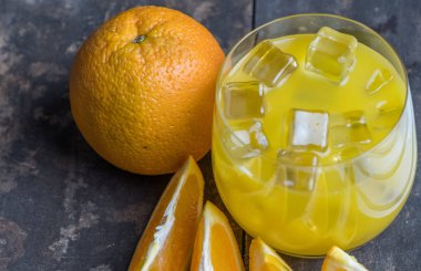 Soğuk taze portakal suyu ve meyve ahşap tablo.