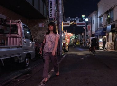 Tokyo, Japonya - 12 Ağustos 2018. Backstreet Shimokitazawa mahalle geceleri sokak yürüyüş insanlar.