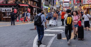 Tokyo, Japonya - 30 Haziran 2018. Kabukicho, Shinjuku sokakta yürürken insan kalabalığı.