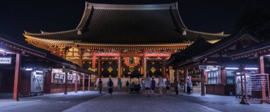 Tokyo, Japonya - 3 Ağustos 2018. Turist Sensoji Tapınağı'nda geceleri Asakusa bölgesinde yer..