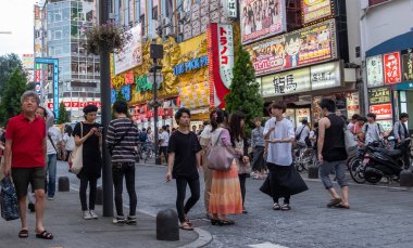 Tokyo, Japonya - 30 Haziran 2018. Turistler ve yerliler için Kabukicho, Shinjuku sokakta yürürken, kalabalık.