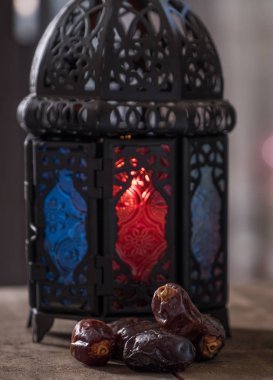 Tarihler ahşap arka plan üzerinde meyve ve fener