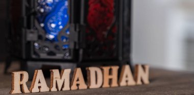 Ahşap arka planda Ramadhan metin ve fener