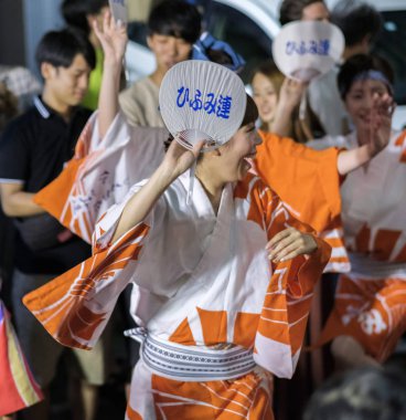 Tokyo, Japonya - 19 Ağustos 2018. Geleneksel giyim Shimokitazawa Awa Odori Festivali sırasında sokakta gerçekleştirme giyen dansçılar.