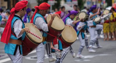 Tokyo, Japonya - 29 Temmuz 2018. EISA Shinjuku Festivali'nde yordamları gerçekleştirirken taiko davul yenerek katılımcılar.