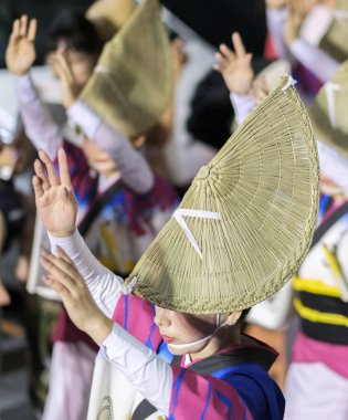 Tokyo, Japonya - 19 Ağustos 2018. Amigasa hasır şapka ve sokakta Shimokitazawa Awa Odori Festivali sırasında performans kimono giyen kadın dansçılar.