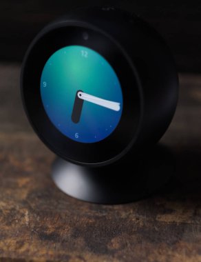 Tokyo, Japonya - 31 Temmuz 2018. Amazon yankı ahşap masa üst arka plan üzerinde spot.