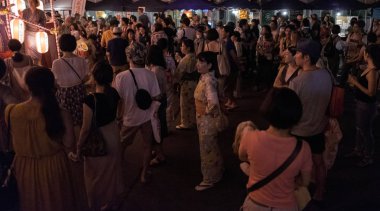 Tokyo, Japonya - 12 Ağustos 2018. Shimokitazawa mahallede Bon Odori şenlikte gece dans insan kalabalığı.