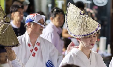Tokyo, Japonya - 19 Ağustos 2018. Amigasa hasır şapka ve sokakta Shimokitazawa Awa Odori Festivali sırasında performans kimono giyen kadın dansçılar.