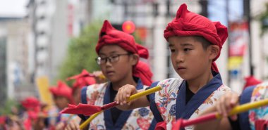 Tokyo, Japonya - 29 Temmuz 2018. Onun rutinleri Shinjuku EISA Festivali'nde sahne renkli geleneksel üniformalı Japon okul çocuğu. Seçici odak.