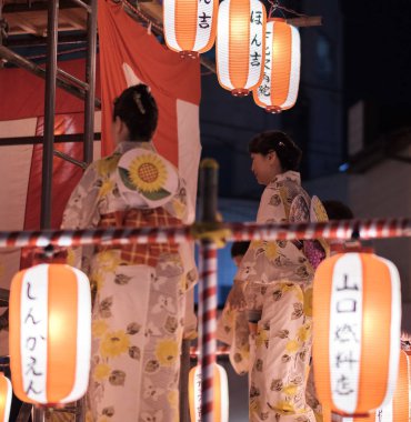 Tokyo, Japonya - 12 Ağustos 2018. Geleneksel yukata Shimokitazawa mahallede Bon Odori kutlama geceleri sahnede dans dansçılar.