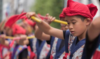Tokyo, Japonya - 29 Temmuz 2018. Onun rutinleri Shinjuku EISA Festivali'nde sahne renkli geleneksel üniformalı Japon okul çocuğu. Seçici odak.