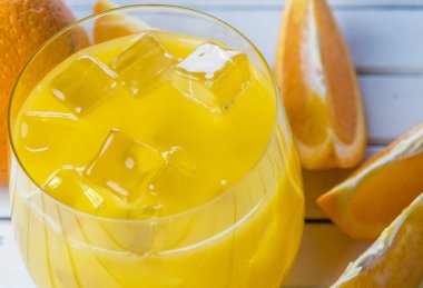 Soğuk taze portakal suyu ve meyve ahşap tablo.