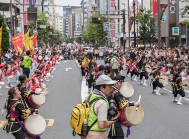 Tokyo, Japonya - 29 Temmuz 2018. EISA Shinjuku Festivali'nde yordamları gerçekleştirirken taiko davul yenerek katılımcılar.