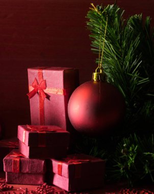 Noel süslemeleri ve hediye kutuları ahşap kırmızı kartı üzerindeki arka plan