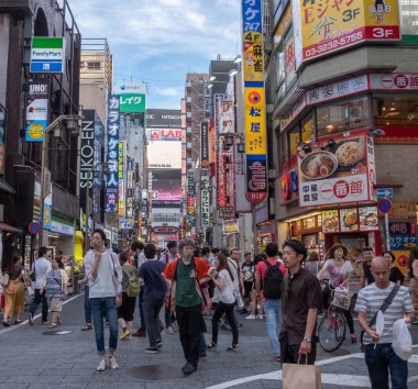 Tokyo, Japonya - 30 Haziran 2018. Kabukicho, Shinjuku sokakta yürürken insan kalabalığı.
