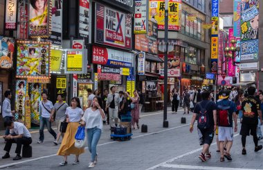 Tokyo, Japonya - 30 Haziran 2018. Turistler ve yerliler için Kabukicho, Shinjuku sokakta yürürken, kalabalık.
