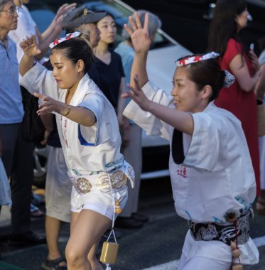 Tokyo, Japonya - 19 Ağustos 2018. Geleneksel giyim Shimokitazawa Awa Odori Festivali sırasında sokakta gerçekleştirme giyen dansçılar.