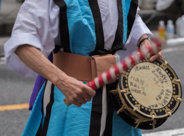 Tokyo, Japonya - 29 Temmuz 2018. EISA Shinjuku Festivali'nde yordamları gerçekleştirirken taiko davul yenerek katılımcıların görünümünü kapat.