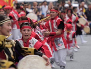 Tokyo, Japonya - 29 Temmuz 2018. EISA Shinjuku Festivali'nde yordamları gerçekleştirirken taiko davul yenerek katılımcılar.