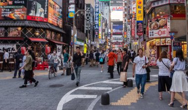 Tokyo, Japonya - 30 Haziran 2018. Kabukicho, Shinjuku sokakta yürürken insan kalabalığı.