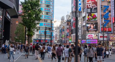 Tokyo, Japonya - 30 Haziran 2018. Kabukicho, Shinjuku sokakta yürürken insan kalabalığı.