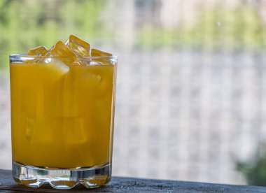 Buz küpleri ile Portakal suyu içecek 