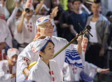 Tokyo, Japonya - 19 Ağustos 2018: Shimokitazawa 'daki Awa Odori festivali sırasında geleneksel kıyafetler giyen dansçılar sokakta gösteri yapıyorlar.