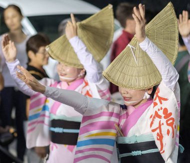 Tokyo, Japonya - 19 Ağustos 2018. Amigasa hasır şapka ve sokakta Shimokitazawa Awa Odori Festivali sırasında performans kimono giyen kadın dansçılar.