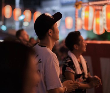 Tokyo, Japonya - 12 Ağustos 2018. Shimokitazawa mahallede Bon Odori şenlikte gece dans insan kalabalığı.