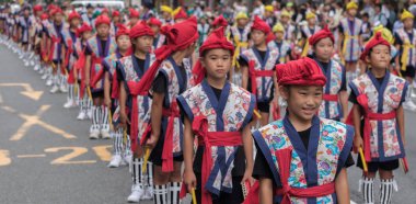 Tokyo, Japonya - 29 Temmuz 2018. Okul çocukları renkli geleneksel Tekdüzen Shinjuku EISA Festivali'nde onların alışılmış çalışma yöntemi gerçekleştirmek için bekliyor.