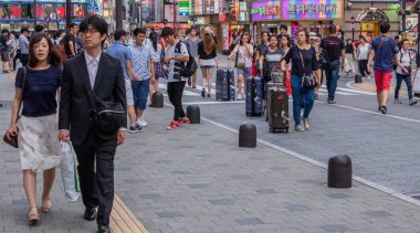 Tokyo, Japonya - 30 Haziran 2018. Kabukicho, Shinjuku sokakta yürürken insan kalabalığı.
