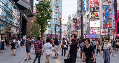 Tokyo, Japonya - 30 Haziran 2018. Kabukicho, Shinjuku sokakta yürürken insan kalabalığı.