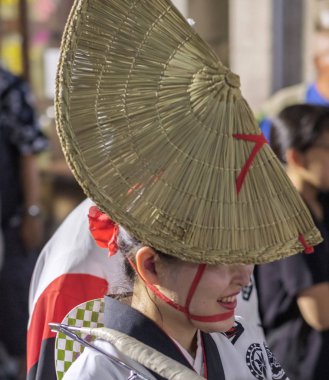 Tokyo, Japonya - 19 Ağustos 2018. Amigasa hasır şapka ve sokakta Shimokitazawa Awa Odori Festivali sırasında performans kimono giyen kadın dansçılar.