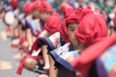 Tokyo, Japonya - 29 Temmuz 2018. Okul çocukları onların rutinleri Shinjuku EISA Festivali'nde sahne renkli geleneksel üniformalı. Seçici odak.