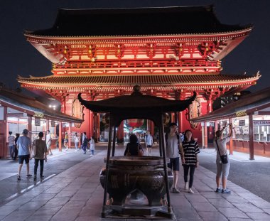 Tokyo, Japonya - 3 Ağustos 2018. Turist Sensoji Tapınağı'nda geceleri Asakusa bölgesinde yer..