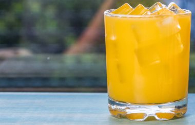 Buz küpleri ile Portakal suyu içecek 