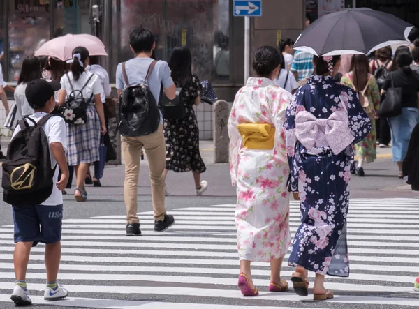 Tokyo, Japonya - 19 Ağustos 2018. Shibuya içinde karşıya trditional yukata güzel Japon kız.
