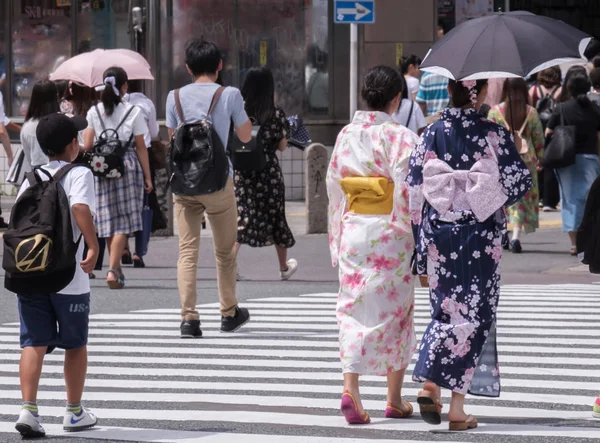 Toquio Japão Agosto 2018 Menina Japonesa Bonita Yukata Trdicional Atravessando — Fotografia de Stock