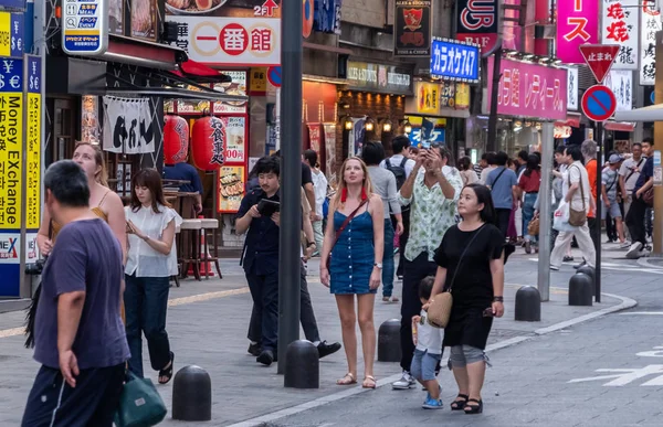 Tokyo, Japonya - 30 Haziran 2018. Turistler ve yerliler için Kabukicho, Shinjuku sokakta yürürken, kalabalık.