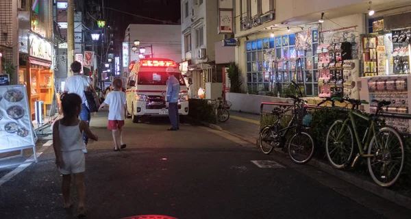2018 東京都 夜の下北沢の通りで救急車緊急サービス — ストック写真